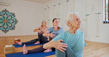 Fitness, yoga ve sağlık, sağlıklı vücut ve yerde denge için sınıfta gerinen yaşlı kadınlar. Emeklilik, pilates ve spor minderindeki yaşlılar birlikte egzersiz, egzersiz ve eğitim için.