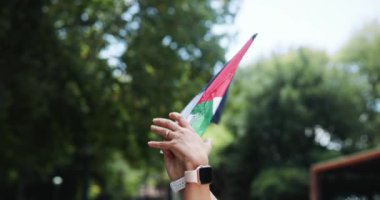 İnsan hakları, aktivizm ve sosyal adaleti protesto etmek için Filistin 'in el ele tutuşan ve bayrağı taşıyan insanlar. Gazze 'de destek, özgürlük ve barış umudu için parkta topluluk, ittifak ve takım çalışması.