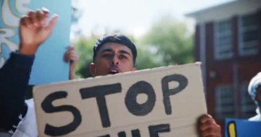 Protesto, reklam panosu ve Filistin 'de özgürlük, adalet ve insan hakları için afiş, bayrak ve imza taşıyan insanlar. Yürüyüş, miting ve sokakta destek, değişim ve eşitlik için bağıran kadın ve erkekler.