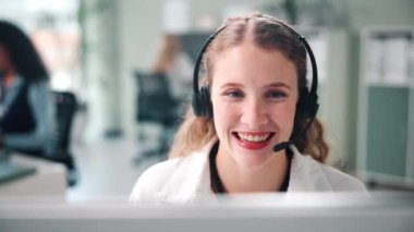 Gülümse, pazarlama ve ofisteki kadın danışman online ekommerce danışmanı için konuşuyor. Kulaklık, teknik destek ve kadın müşteri hizmetleri temsilcisi iş yerindeki crm kişi için konuşuyor