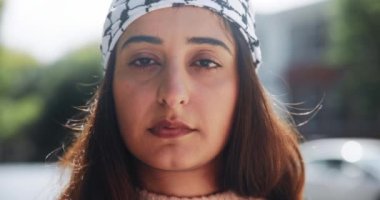 Barış için İsrail 'deki savaşı durdurmak için bir şehir veya şehirde yaşayan Müslüman bir kadının ciddi, açık havada ve yüzü. Özgürlük, değişim veya insanlık için protesto eden cesur bir kadın portresi..