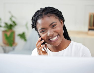 Portre, resepsiyonist ya da telefondaki mutlu siyahi kadın yazmak için arıyor, planlama için iş bağlantıları kuruyor. PA, sekreter ve asistanı randevu için cep telefonu, bilgisayar veya iletişim.