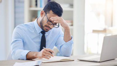 Baş ağrısı, adam ve iş yerinde iş bitiş tarihi, borç ve aşırı çalışma stresi. Erkek avukat, hayal kırıklığına uğramış ve çalışma masasında anksiyete, yorgunluk ve yorgunluk dolu bir dizüstü bilgisayar..