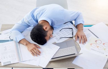 İş adamı, yorgun ve tükenme riski ile ofis masasında uyuyor, çok çalışıyor ve düşük enerji için kestiriyor. İş yeri, yorgun ya da yorgun uyuyan erkek muhasebeci, mali belgeler ve dizüstü bilgisayar..