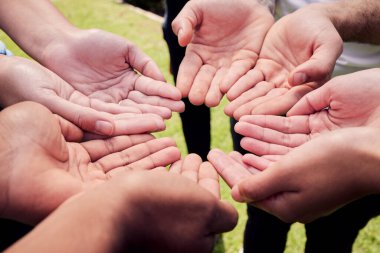 Grup, millet. Takım oluşturma, atölyede çeşitlilik ve rehabilitasyon için ellerinizi açık tutun. Birlikte avuçlar yukarı ve işbirliği ya da açık hava etkinlik bağımlılık, birlik ve bağlılık için güven.