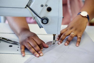 Siyahi kadın, dikiş ve moda tasarımı ya da yakın plan, kıyafetlerle yaratıcı endüstri. Kariyer için butikte kadın girişimci, küçük işletme ve makine, iş için kumaş ile hizmet.