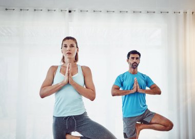 Yoga, meditasyon ve evde ruh sağlığı, sağlık ve ağaç pozu için bekleyen bir çift. Namaste, pilates ve Yogi kadın. Zen bilinci, dengeli enerji veya gevşeme için erkekle birlikte. Dua eden eller..