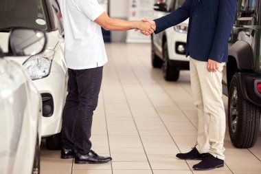 Müşteri için araba, alışveriş ve el sıkışma sigortası veya anlaşmalı satış. Satın alma, araç alma ve sözleşme için el sıkışma, başarı ve otomobil taşımacılığı için teşekkürler..