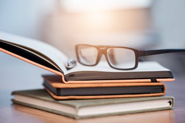 Gözlükler, masa ve açık defter, iş programı için planlayıcı ve optik giyim ve yazmak için günlük. Fikirler, vizyon ve strateji ve şirket gündem notları, ofiste kalem ve lens fişeği.