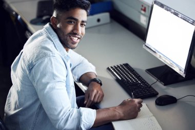 İnsan, öğrenci ve bilişim okulunda kitaplarda yazılı portre eğitim için gülümseme ve kodlama. Bombay 'da programlama, çalışma ve akademi için bilgisayar ekranında kişi, e-öğrenme ve modelleme alanı.