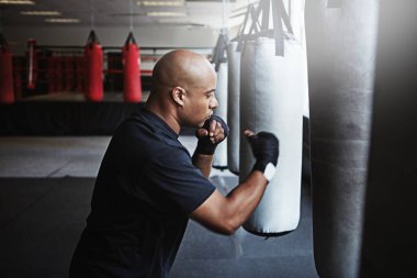 Fitness, kum torbası ve boks salonunda MMA, meydan okuma ya da yarışma eğitimi için adam. Güç, kas ve ciddi boksör spor klubünde özgüven, kavga ve enerjiyle antrenmanda.