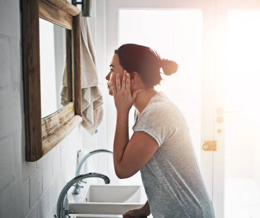 Ev, banyo ve aynalı kadın, sabah ve cilt bakımı anti-yaşlılık, sağlık ve güzellik. Daire, kişi ve kız yansıma, makyaj ve bakım rutini ve tedavisi ile kozmetik.