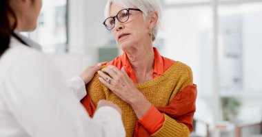 Tıbbi, omuz ağrısı ve yaşlı bir kadın. Doktoru hastanede. Muayene sırasında konuşuyor. Sağlık, sigorta ya da anatomi ve bir kadın hasta bir tıp uzmanı ile klinikte.