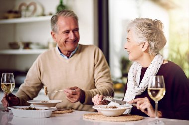 Son sınıf, çift ve evlilik yıl dönümü için evde akşam yemeği, tarih ya da evlilikte aşkla emeklilik. Yaşlılar, insanlar ve şarapla birlikte yemek yemek romantizm, ilişki ya da bağlılık için mutlu..
