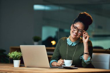 Afrikalı kadın, laptop ve gözlüklü, yaratıcı ya da grafik tasarımcı. Web sitesi geliştirme işi için kadın girişimci, işyeri ve bilgisayar, masadaki e- posta için İnternet.