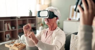 Sanal gerçeklik, kahkaha ve kadınla evde video oyunları, siber dünya ve kanepenin üzerinde metaevren. Aile, oyuncu ve büyükanne ve VR gözlüklü kız kaynaşmak için, rahatlayın ve birlikte eğlenin..