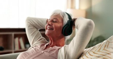 Son sınıf öğrencisi, kulaklıklı ve evinde müzik dinleyen, yayınlayan ve abone olan mutlu bir kadın. Yaşlılar, dinlenme odasında dinlenin ve gülümseyin radyo, caz ve hafızayla birlikte emekliliğinizde..