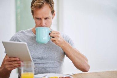 Evde eğlence ve sosyal medyayla sabah rutini için tabletle birlikte mutlu sabahlar. Web, erkek kişi ve tatilde dinlenmek için yiyecek ve bağlantı kurmak için teknoloji.