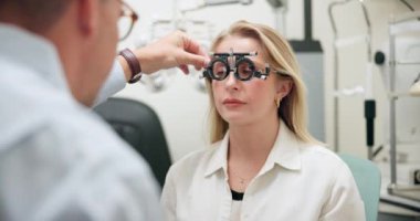 Göz bakımı, sağlık ve vizyon danışmanlığı için oftalmolog, kadın ve test çerçevesi. Muayene için gözlük, optometri ve hasta, klinikteki doktorun eliyle muayene ya da deneme..