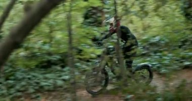 İnsan, orman ve hız ekstrem spor, ırk ve doğa yolu macerası için arazi motoruyla. Yarışma, yarışma ya da ormanda yolculuk için açık yolda hareket bulanıklığı olan kişi, sürücü ve motosiklet.