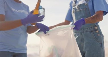 Toplum hizmeti, kirlilik, plastik veya atık yönetimi olarak temizleme ortamı için gönüllü, plaj ve çöp torbası. İnsanlar, iklim değişikliği ve eko geri dönüşüm, küresel ısınma veya takım çalışması için okyanus.