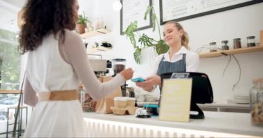 Kahve dükkanındaki kasada yemek, içki ya da yemek için kredi kartı, barista ya da müşteri ödemesi. POS makinesi, garson ya da çalışan küçük işletme restoranında bir kadın, kadın ya da müşteriyle birlikte..