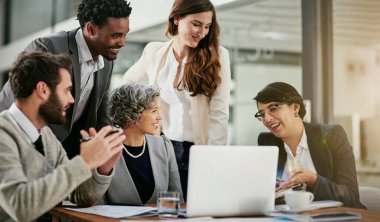 Ekip, iş dünyası ve dizüstü bilgisayarlı insanlar iş gücü olarak planlama, araştırma veya işbirliği için toplanıyor. Gülümseyin, kadın ve erkekler fikir, güven veya geri bildirim hedefi için yazılım grubu olarak.