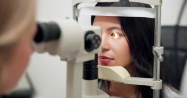 Göz muayenesi, danışma ve optometriste taramadan memnun olan göz doktoru, kadın ve lazer testleri. Hasta, optik makine ve glokom göz düzeltmesi ya da retina sağlığı kontrolü.