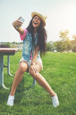 Gülümse, kız ve selfie sosyal medyada profil fotoğrafı için parkta bankta ya da Kaliforniya 'da yaz tatilinin anısı için. Kadın, güneş ve tatille fotoğrafçılık veya içerik oluşturma için canlı blog