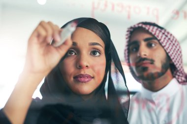 Arap, iş adamı, cam üzerine yazı, strateji ve Dubai emlak şirketi vizyonumuz için planlama. Müslüman çalışan, geliştirme ve işbirliği, yenilik ve beyin fırtınası.