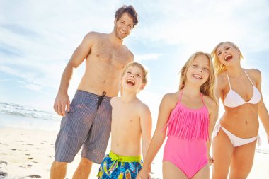 Yaz tatili, bakım ve seyahat için el ele tutuşmak, plaj ve tatilde mutlu aile portresi. Anne, baba ve çocuklar macera, destek ya da ebeveynler çocuklarla gülüyor.