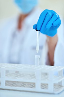 El, pipet ve cam tüp laboratuarda ilaç araştırmaları, yenilikler ya da çalışmalar için. Kimya, ekipman ve bilim adamları Florida 'daki aşı için virüs testi ile covid keşifleri üzerinde çalışıyorlar.