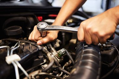 Motor bakım atölyesindeki motoru tamir etmek için anahtarı olan kişi, el ve tamirci. Mühendis, araç tamiratı ve rutin araç kontrolünde yağ değişimi ve garajda yol doğrulama testi.