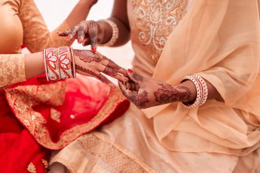 Hintli gelin, nedime ve evlilik için eller, kutlama ve aşk. Geleneksel mehndi, sari ve hindu takılarıyla kadın, kına ve kültür destekli ve giyinmede yardım.