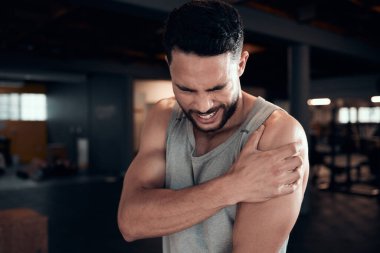 Spor salonundaki sporcuda kaza, başarısızlık, sakatlık ve omuz ağrısı. Eğitimde hata veya başarısızlık. Anatomi, acil durum ve spor, kas veya eklem egzersizi için sağlık kulübündeki yaralı sporcularla..