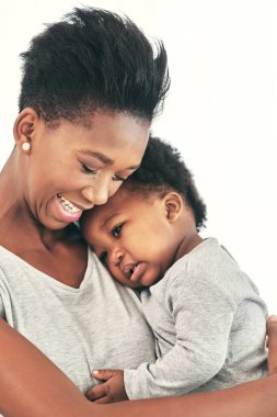 Anne, bebek ve evde gülümseyerek sevgi, sevgi ve çocuk gelişimi için destek. Siyahi insanlar, ebeveynler ve çocuklar ya da bakım, büyüme ve yakın planda güven bağları olan küçük çocuklar..