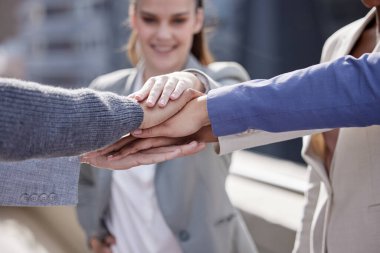 İş, insan ve eller ya da dışarıda istifleme, çalışanlar ve motivasyon ve takım oluşturma işbirliği jestleri. Vizyon için iş arkadaşlarıyla destek, hedef ve şirket misyonu, birlik ve ortaklık.