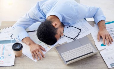 İş adamı, yorgun ve masasında uyur tükenme riski ile, fazla çalışma ya da düşük enerji için şekerleme. İş yeri, yorgunluk ya da yorgunluk uyuyan erkek muhasebeci, mali belgeler ya da masadaki dizüstü bilgisayar.