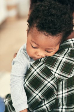 Anne, bebek ve yatak odasında güvenlik, sevgi ve huzur için omuz omuza uyumak. Siyahi kadın, yeni doğmuş ve yorgun. Evde refah, bakım ya da yeni doğmuş bebeklerle birlikte gelişim için dinleniyor..