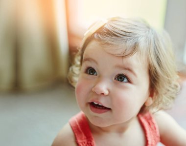 Neşeli, eğlenceli ve çocuk gelişimi için hafta sonu evinizde düşünen kız ve bebek gülümseyin. Merak, bebek ve merak ile evde mutluluk masum çocukluk, neşe ya da pozitiflik.