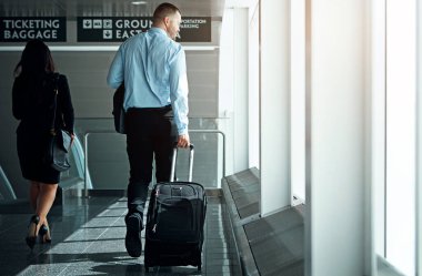 Seyahat, bavul ya da bavul havaalanında iş adamıyla uluslararası seyahat ya da macera için kapıya kadar yürüyün. Şirket seyahati, erkek ya da girişimci küresel fırsat için ayrılışı.