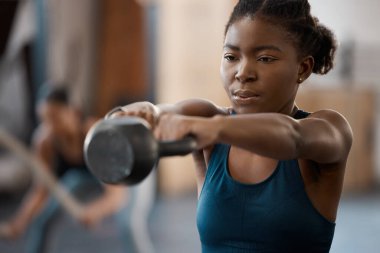 Zenci kadın, spor salonunda kas, sağlık ya da vücut sağlığı sorunları için kettlebell ile antrenman ve spor. Spor, güçlü vücut geliştirici ve ağırlık kaldırma sporu, antrenman ve kulüp enerjisi için..