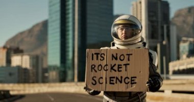 Astronot, şehir ve billboardlarda mesaj işareti, haber sinyali veya yeryüzündeki insanlara not var. Uzay yolcusu bir kentte komik bir pano ya da bilinç ya da kişi bildirimi gösteriyor.