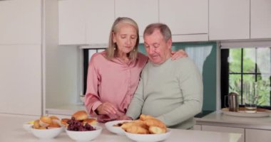 Yemek, yemek ve mutfakta yaşlı bir çift. Huzurevinde kahkaha ve kahvaltı. Yaşlı evli insanlar için bağlanma, sevgi ve keyif, beslenme veya sağlık için aperatifle beslenme ve romantizm.