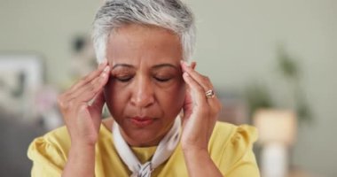 Yaşlı kadın, baş ağrısı ve tapınakta baş ağrısı. Emeklilik sonrası baş dönmesi. Yorgun, yorgun ya da migren ağrısı. Stres baskısı için kadın, el ve masaj. Sorun, sağlık veya baş dönmesi..
