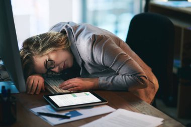 Yorgun bir kadın, masa başı ya da gece yorgunluk, endişe ya da depresyon yüzünden uyuyan biri. İş yerinde geç saatlere kadar çalıştıktan sonra uyuyan kadın ya da iş çalışanı..