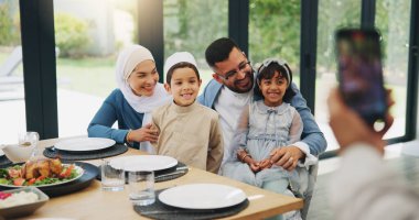 Müslüman, telefon ve fotoğraf, bayram yemeği için aile yemeği, ev ve kutlama salonunda mübarek. Ramazan 'dan sonra kültür veya festival için dinlenme odasında akşam yemeğiyle birlikte İslam, mobil ve hafıza.