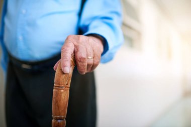 Emeklilik, el ve ayaklı yaşlı adam denge, destek ve sakatlık için yakın çekim. Hareket kabiliyeti, rehabilitasyonu ve eklem iltihabı için iyileşme bozukluğu olan sağlık ve erkek.