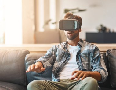 Dokunma, insan ve sanal gerçeklik kulaklığı siber deneyim, metaevren sistemi ya da oyun bağlantısında. .Oyuncu, VR veya gelecek, yenilik ve uygulama teknolojisiyle oturma odasında oyunlar.