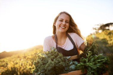 Sebzeler, tarım, üretim ve hasat için kutuları olan kadın portresi. Küçük işletme, büyüme ve sürdürülebilir ngo için organik ürünleri olan mutlu, çiftçi ve konteynır.